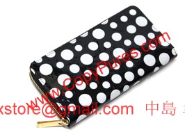  ルイヴィトン　LOUIS VUITTON　ヴィトン　財布　LV　ヴェルニ　ドット　インフィニティ　ヤヨイ・クサマ　LV　ラウンドジップ長財布　ジッピーウォレット　ノワール　M91573  品番 M91573  商品名 ルイ・ヴィトン　ヴェルニ　ドット　インフィニティ　ヤヨイ・クサマ　ジッピーウォレット　ノワール  商品詳細 草間弥生とルイ・ヴィトンのコラボによって生み出された「ヤヨイ・クサマコレクション」人気のジッピーウォレットに無限の水玉が描かれたデザインです。 ・「YAYOI KUSAMA」と「Louis Vuitton」のシグネチャーが内側レザーに刻印されています。 ・マチ付き札入れx3 ・カードポケットx8 ・ポケットx3 ・ファスナー付小銭入れ ・ライニング：カーフレザー(ブラック) ・カラー：ノワール（ブラックxホワイト） ・当店の商品は、新品のみのお取り扱いです。  サイズ ヨコ19.5cmxタテ10cmxマチ2cm  素材 パテントレザー（モノグラムの型押し）  付属品 保存袋  お客様へ ※こちらは限定商品のため、「入荷待ち」表示がされている場合、ご注文いただきましても再入荷しないこともございます。予めご了承くださいませ。  備考 ※販売価格は送料込みの金額ですが一部地域、離島は別途送料がかかる場合がございます。予めご了承ください。